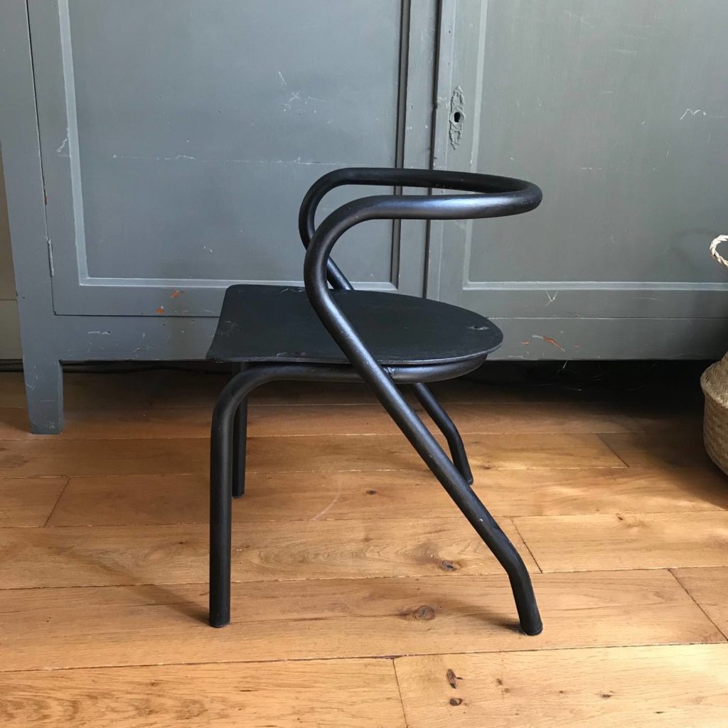 La petite chaise noire – Monsieur Bernard La petite chaise noire – Monsieur Bernard